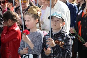 9 мая в Великих Луках. Шествие и салют