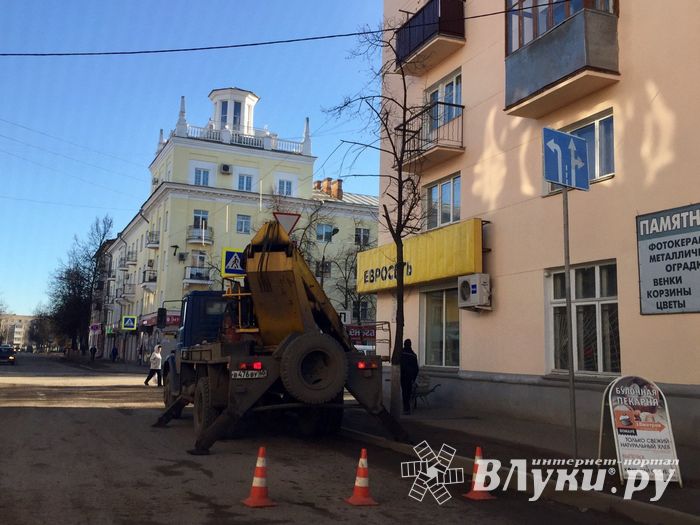 ФОТОФАКТ: Фасадные работы в Великих Луках 