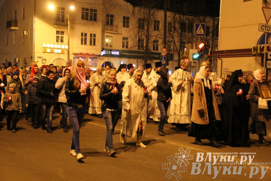 Крестным ходом встредили великолучане светлый праздник Пасхи