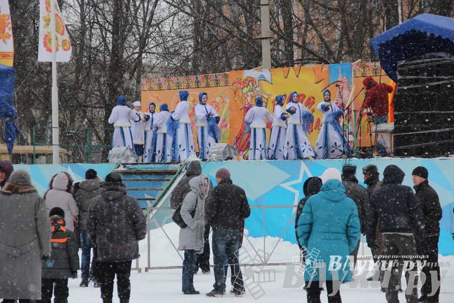 В Великих Луках встретили Масленицу