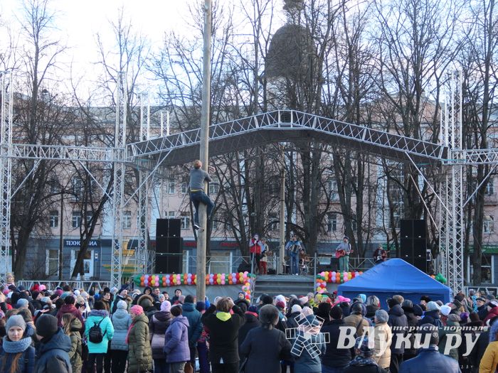 В Великих Луках широко отметили Масленицу (ФОТО)