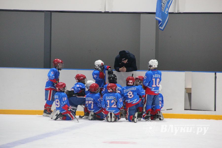 Детский турнир по хоккею прошел в Великих Луках (ФОТО)