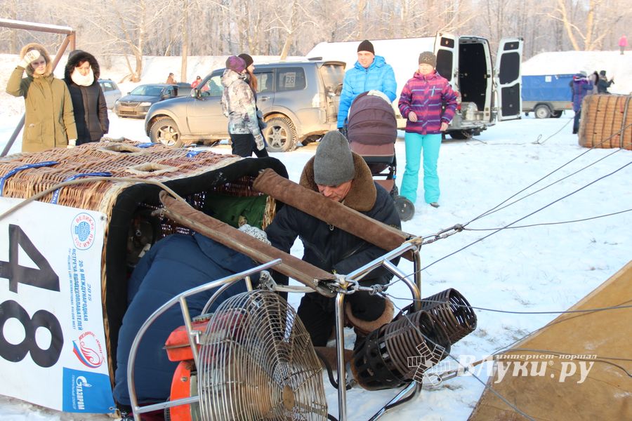 Над Великими Луками взлетели «Яблоки на снегу» (фото)