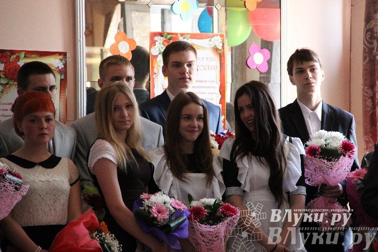 В Великих Луках прозвенели «Последние звонки»