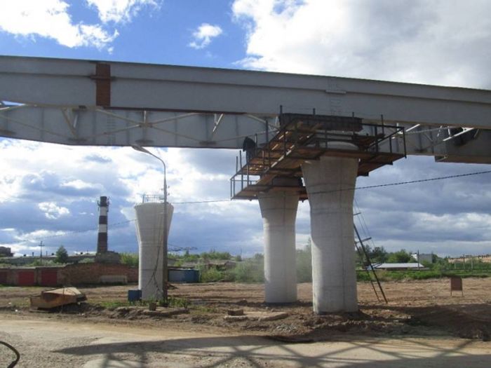В Великих Луках продолжается строительство путепровода через железную дорогу (ФОТО)