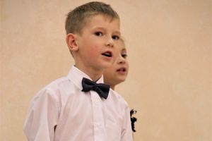 В Великих Луках ученики школы №13 поздравили своих педагогов (ФОТО)