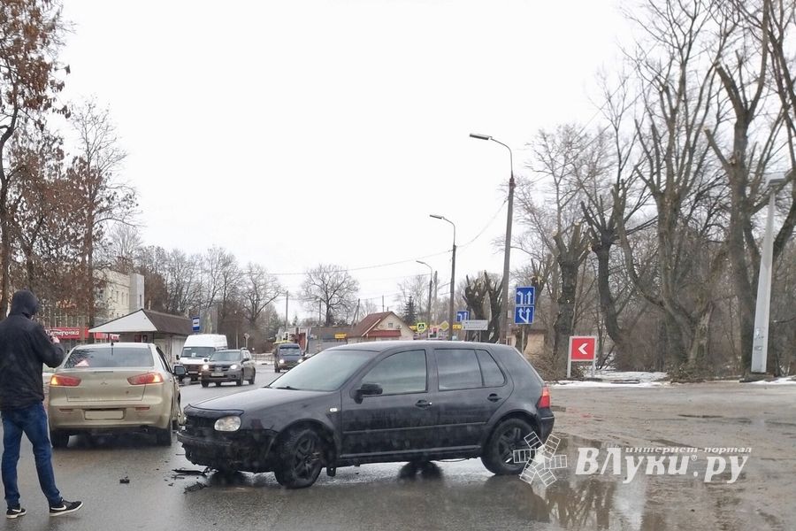 ДТП на выезде с АЗС на проспекте Гагарина (ФОТО)