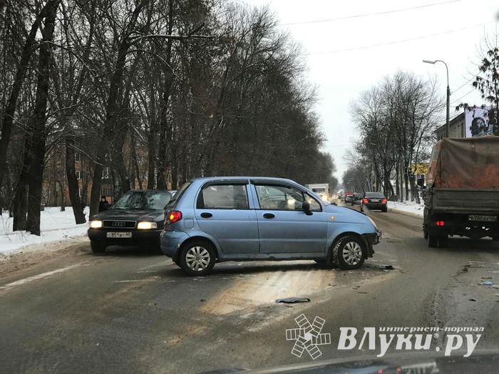 Две легковушки столкнулись на Гагарина (ФОТО)