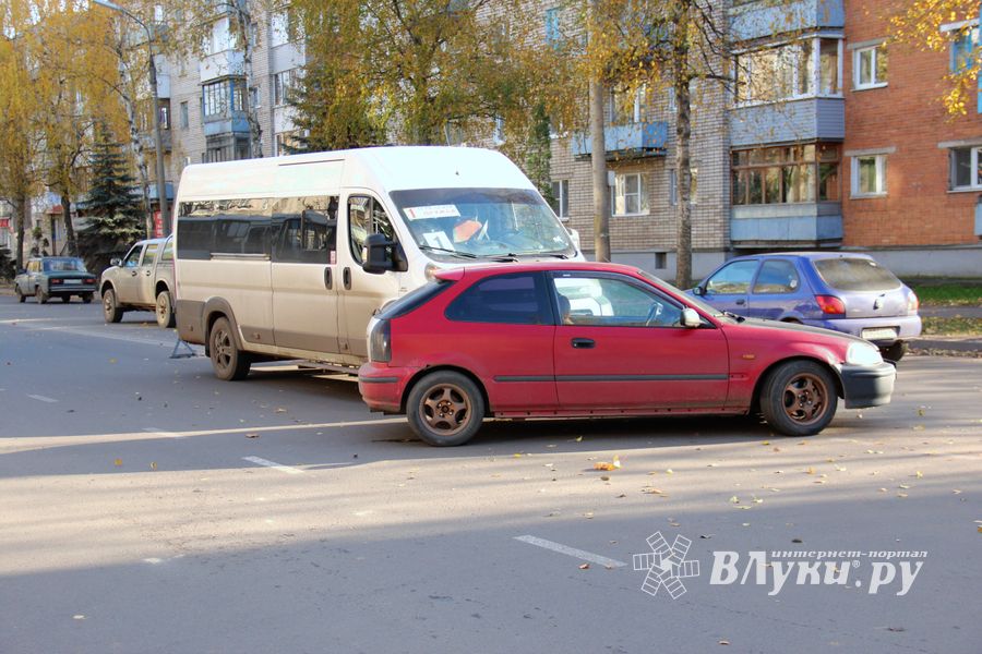 ДТП затруднило движение на пр-те Гагарина в Великих Луках (ФОТО)