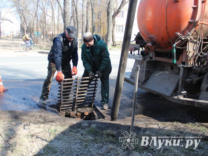 В Великих Луках прочищают «ливнёвку» (ФОТО)