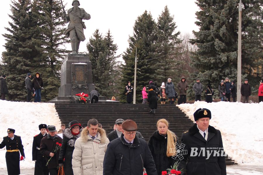 У Вечного огня в Великих Луках прошёл торжественный митинг (фото)