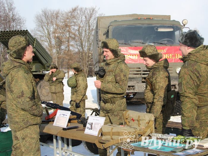 Великолучанам показывают армейскую технику и кормят кашей (6+) (ФОТО)