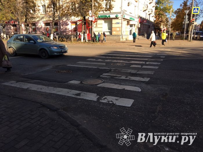 Ливневый колодец в центре Великих Лук приобрел новую «одежку»