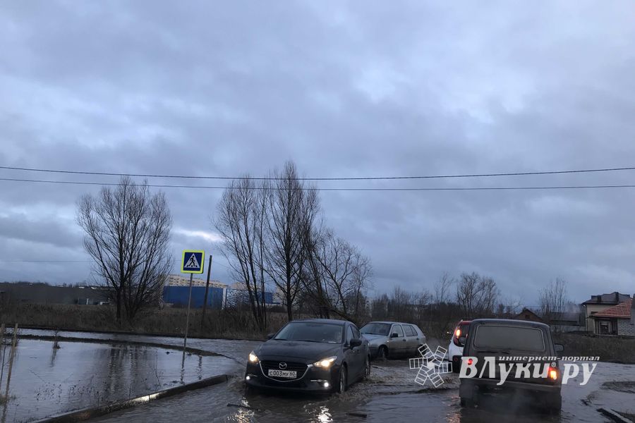 На улице Гражданской прорвало трубу (ФОТО; ВИДЕО)