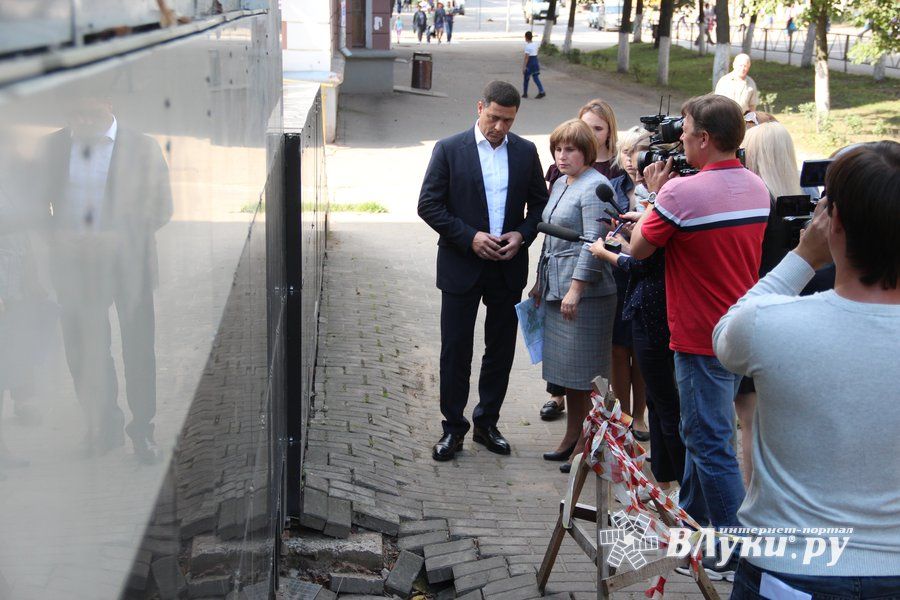 Провал под магазином на проспекте Ленина понудят устранить (ФОТО)