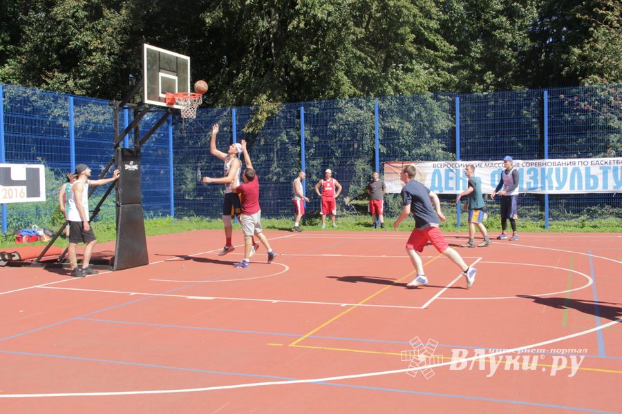 «Оранжевый мяч» в Великих Луках в День физкультурника (ФОТО)