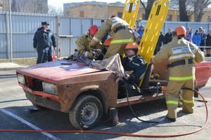 В Великих Луках прошли соревнования по проведению аварийно-спасательных работ (фото)