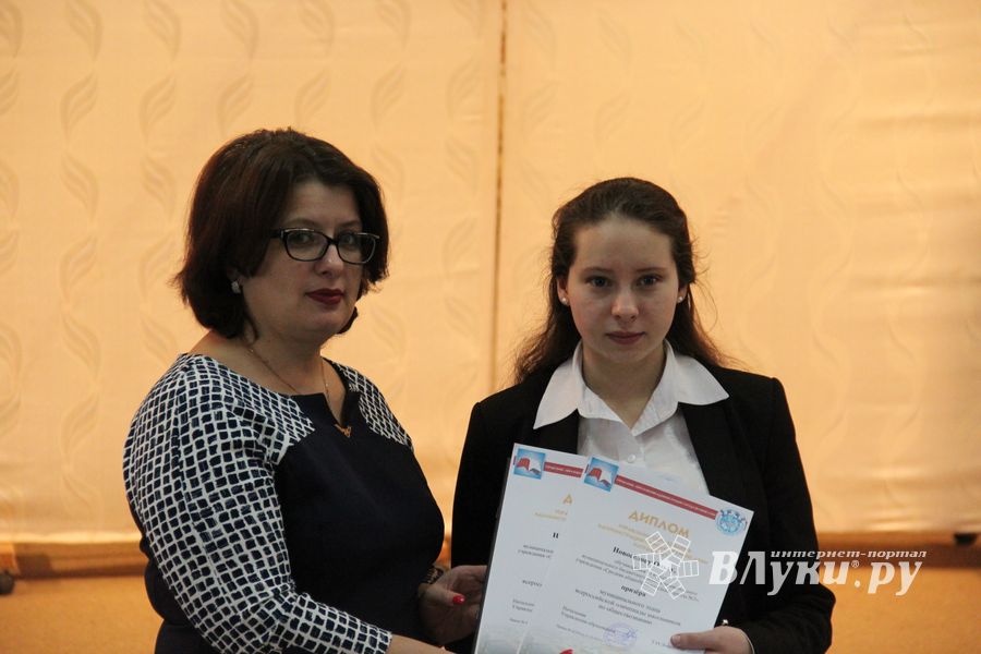 В Великих Луках наградили самых умных школьников 