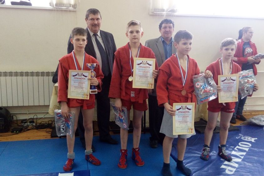 Великолукские спортсмены привезли награды со Смоленского турнира по самбо (ФОТО)
