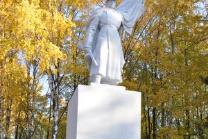 В Великих Луках ведутся работы по благоустройству воинского захоронения (фото)