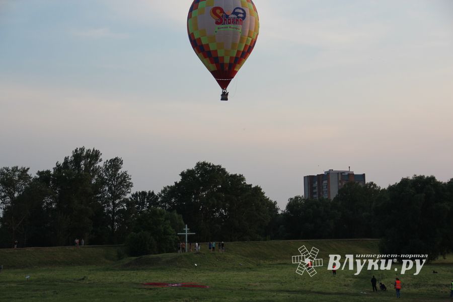 Аэростаты летают над городом (ФОТО)