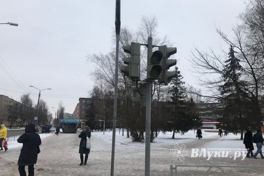 Неработающий светофор — виновник ДТП и хаоса на перекрёстке (ФОТО)