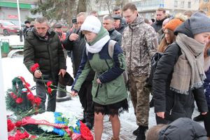 Великолучане почтили память героев-десантников