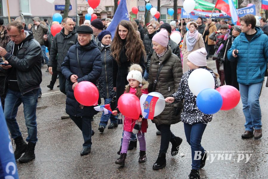 В Великих Луках прошло праздничное шествие (ФОТО)