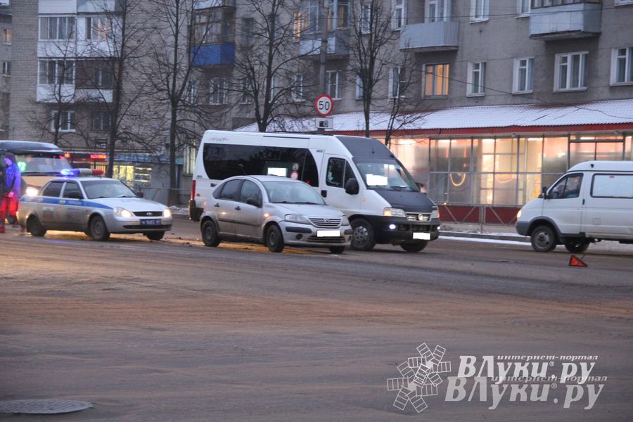 Citroen и Fiat не поделили дорогу на перекрестке в Великих Луках (фото)