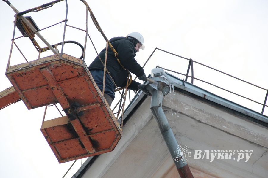 На Нелидовской сбивают сосульки (ФОТО)