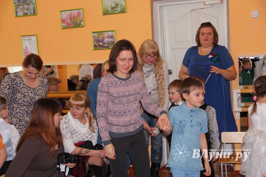 Дети поздравили мам с 8 марта (фото и видео)