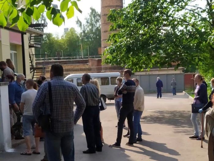 У городской поликлиники – огромная очередь (ФОТО)