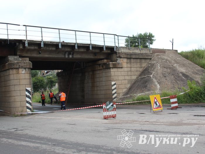 В Великих Луках движение по одной из полос под ж/д путепроводом Лазавица закрыто (ФОТО)