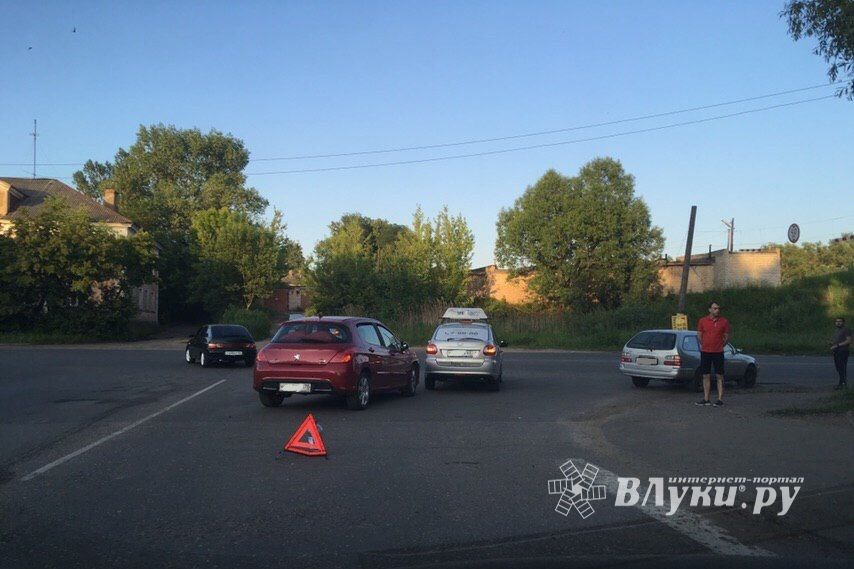 ДТП возле великолукского автовокзала (ФОТО)