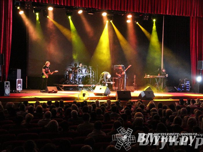 В Великих Луках состоялся концерт Дениса Майданова