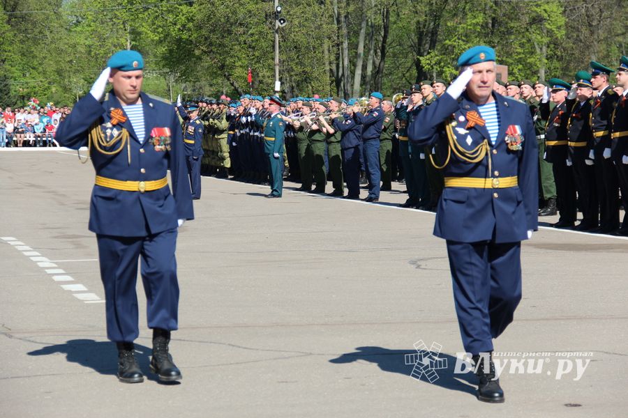 В Великих Луках прошел Парад Победы (ФОТО)