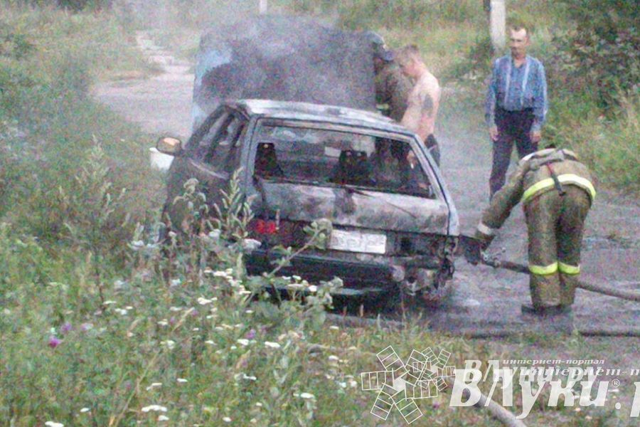 В Великих Луках сгорел автомобиль (ФОТО)