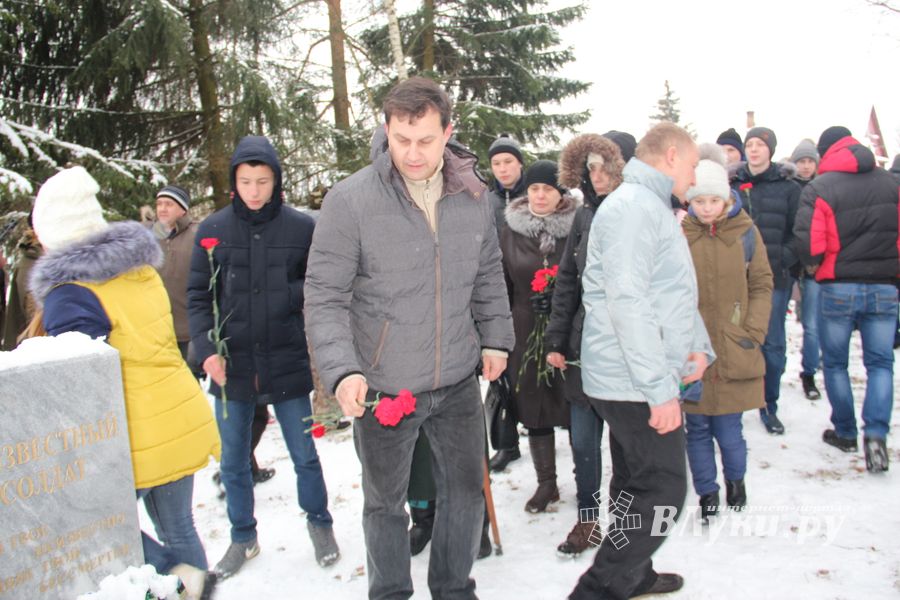 Никто не забыт: в Великих Луках благоустроили могилу неизвестного солдата (ФОТО)