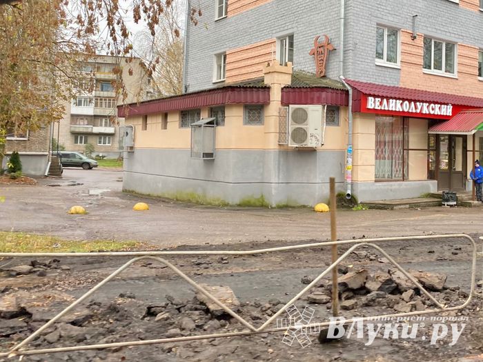 В Великих Луках на улице Зверева обновляют тротуар (ФОТО)