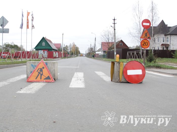 В Великих Луках неизвестный водитель, попав в ДТП, бросил автомобиль и скрылся (ФОТО)