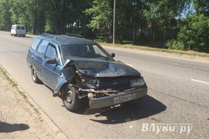 В Великих Луках легковушка врезалась в фуру (фото)