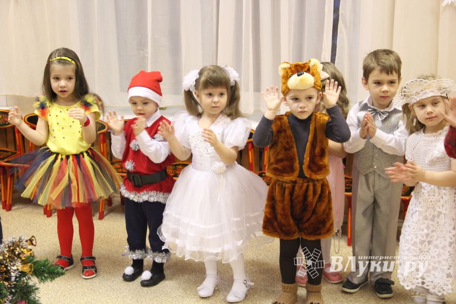 Новогодние утренники в Великих Луках продолжаются (ФОТО)