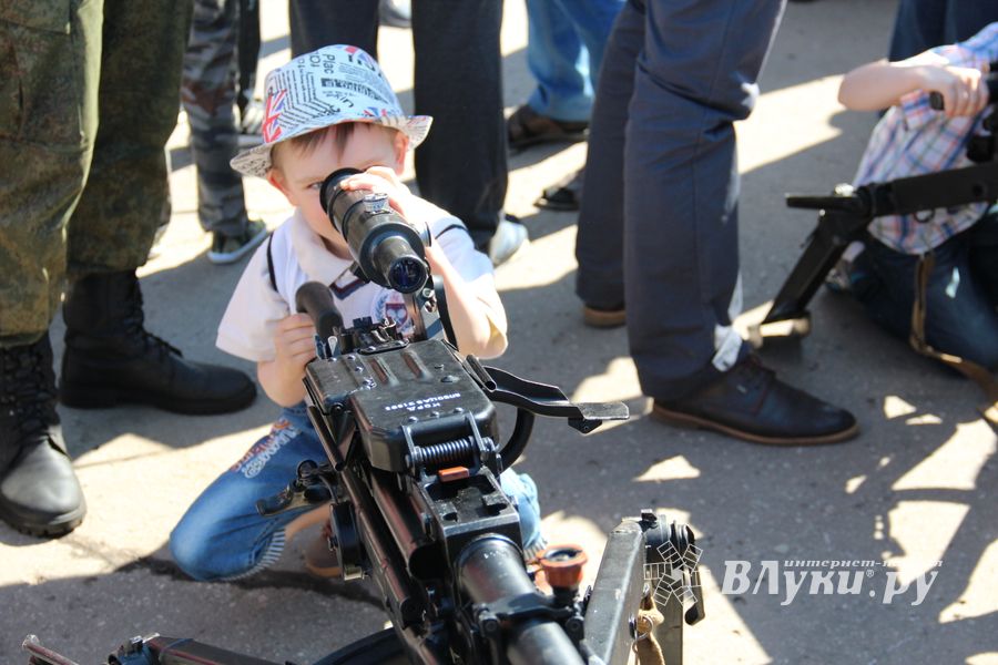 В Великих Луках прошел Парад Победы (ФОТО)