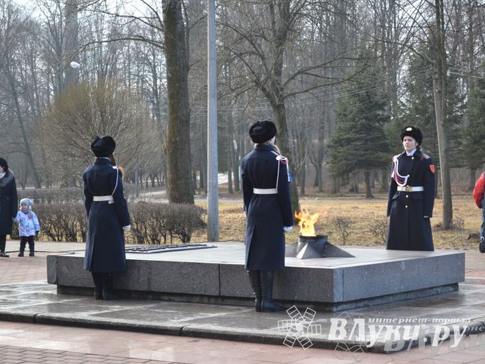 День защитника отечества в Великих Луках отметили памятным митингом и салютом