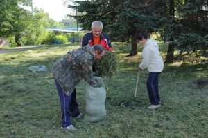 В Великих Луках убрали территорию у памятного знака рабочим ЛРЗ (ФОТО)