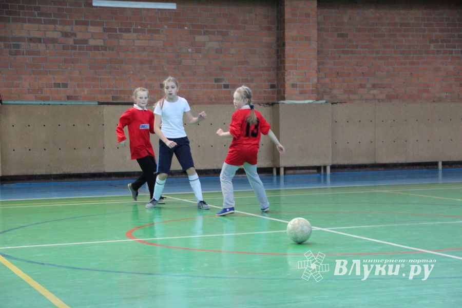 В Великих Луках прошел областной этап по мини-футболу среди девочек (фото)