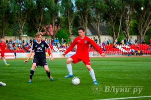 Матчи по футболу в рамках Первенства России проходят в Великих Луках (фото)