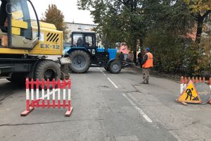 Из-за аварии водопровода перекрыт участок улицы Л. Толстого в Великих Луках (ФОТО)