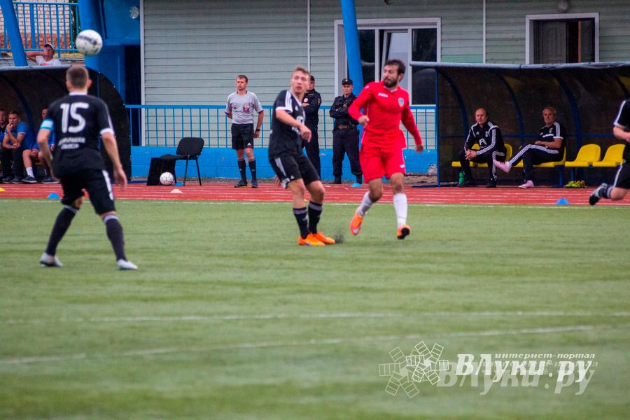 Матчи по футболу в рамках Первенства России проходят в Великих Луках (фото)