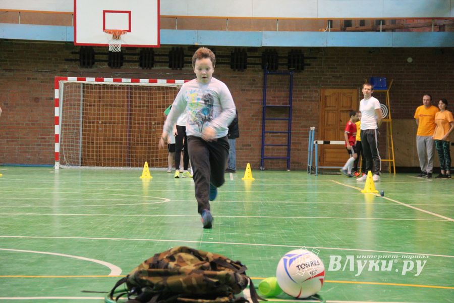 В Великих Луках прошли областные соревнования «Папа, мама, я - спортивная семья» (ФОТО)